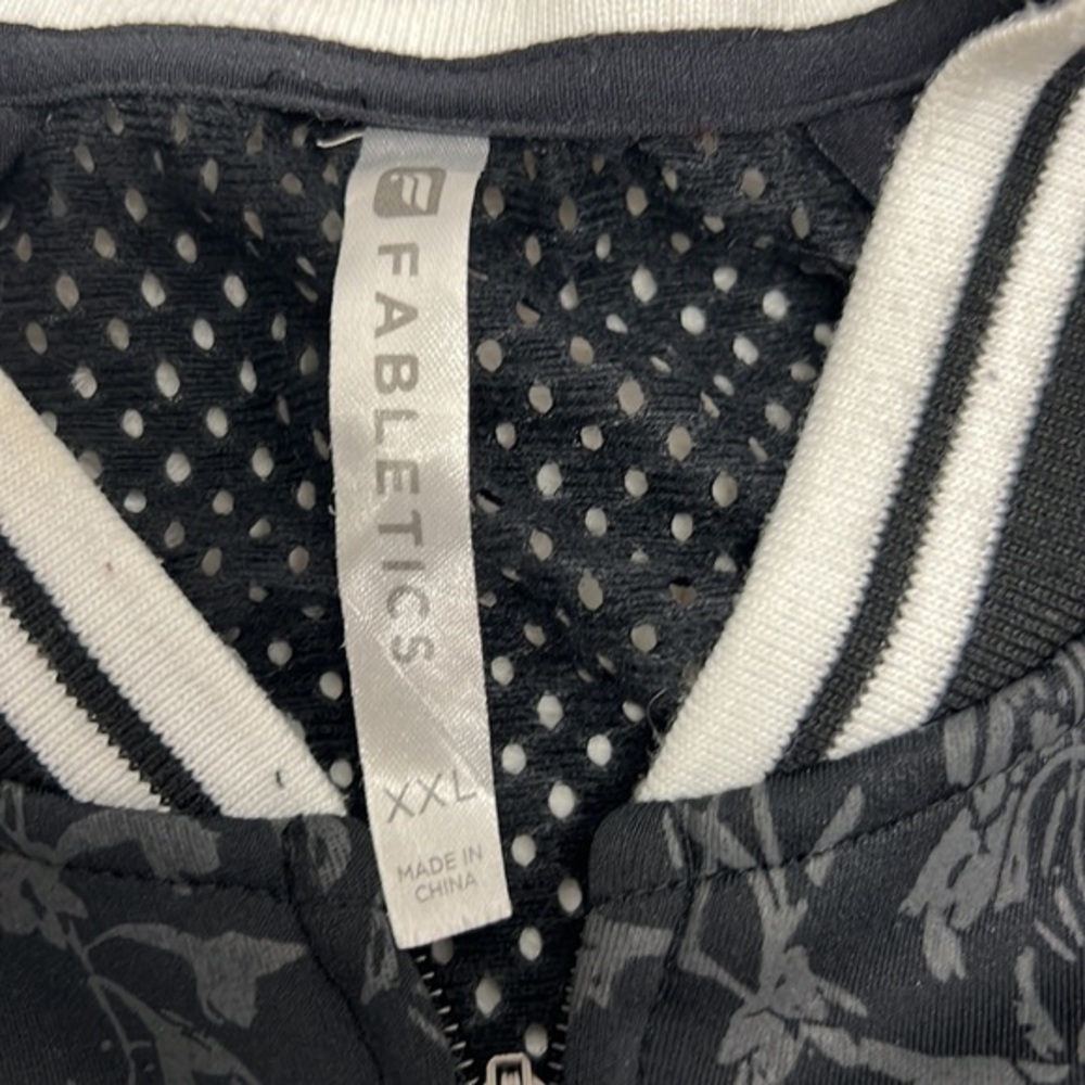 Fabletics Softshell Mesh Back Cropped Jacket Sz X… - image 5